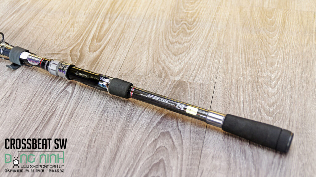 Cần lure rút Daiwa Crossbeat SW máy đứng